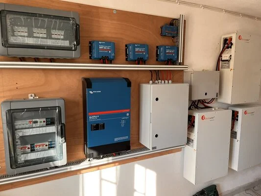ΑΥΤΟΝΟΜΟ ΣΥΣΤΗΜΑ - 20kWh - ΓΙΑ ΟΛΕΣ ΤΙΣ ΟΙΚΙΑΚΕΣ ΣΥΣΚΕΥΕΣ - ΕΝΙΣΧΥΜΕΝΗ ΛΥΣΗ (SES - A09)