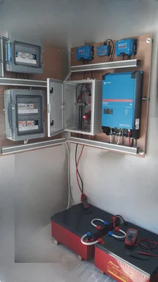 ΑΥΤΟΝΟΜΟ ΣΥΣΤΗΜΑ - 20kWh - ΓΙΑ ΟΛΕΣ ΤΙΣ ΟΙΚΙΑΚΕΣ ΣΥΣΚΕΥΕΣ - ΟΙΚΟΝΟΜΙΚΗ ΛΥΣΗ (SES - A08)